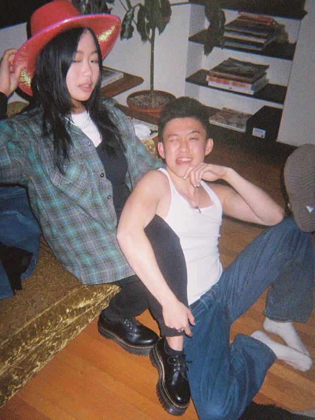 Beri Kejutan Manis, Ini 6 Potret Mesra Rich Brian dan Kekasih yang Jarang Tersorot