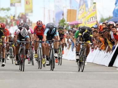 Para pebalap berlomba menjadi yang tercepat pada etape ke-8 Tour de Singkarak 2016 di Kota Padang, Sumatera Barat, Minggu (14/8/2016). (Bola.com/Nicklas Hanoatubun)