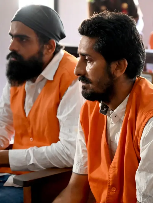 Dua WN India, Manjeet Singh (kanan) dan Harvinder Singh menjalani sidang di Pengadilan Denpasar, Bali, Kamis (19/12/2019). Manjeet Singh (32) dan Harvinder Singh (26) didakwa dengan menyelundupkan 2,7 kilogram sabu ke Bali dan terancam hukuman maksimal pidana mati. (SONNY TUMBELAKA / AFP)