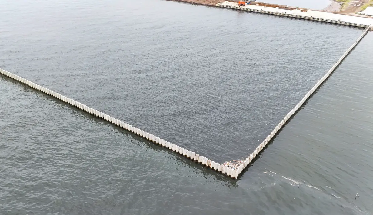 Keberadaan tanggul beton di pesisir utara Jakarta atau tepatnya di kawasan Cilincing, ramai diperbincangkan pengguna media sosial. (merdeka.com/Arie Basuki)