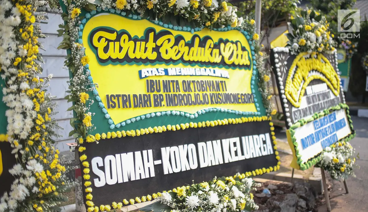Karangan bunga dari seniman Soimah Pancawati atas meninggalnya istri Indro Warkop, Nita Octobijanthy terpajang di rumah duka kawasan Pulo Mas, Jakarta, Rabu (10/10). Istri Indro Warkop meninggal di usia 59 tahun akibat kanker. (Liputan6.com/Faizal Fanani)