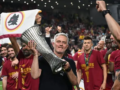 Pelatih AS Roma, Jose Mourinho (tengah) mengangkat trofi UEFA Conference League 2021/2022 setelah menang atas Feyenoord pada partai final di Air Albania Stadium, Tirana, Albania, 25 Mei 2022. (AFP/Ozan Kose)