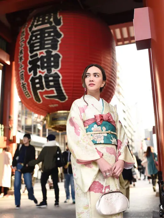 Shandy Aulia tampil bak gadis Jepang saat kenakan kimono paduan warna soft. [@shandyaulia].