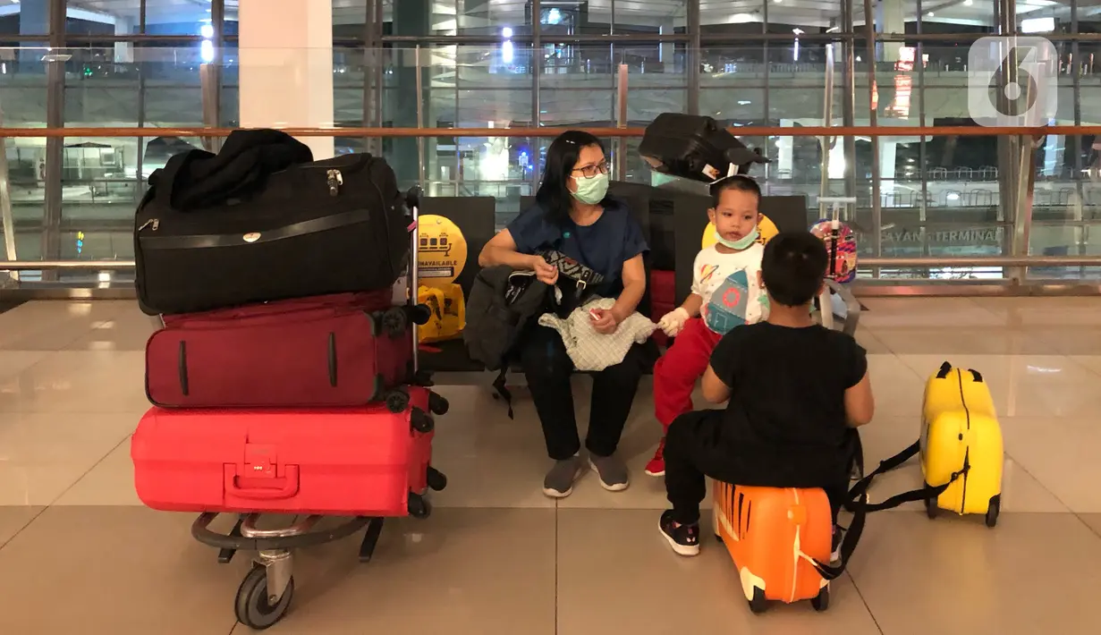Aktivitas sejumlah orang di Terminal 3 Bandara Internasional Soekarno-Hatta, Tangerang, Kamis (30/4/2020). Dibatalkannya sebagian besar penerbangan akibat pembatasan moda transportasi guna mencegah penyebaran Covid-19 menyebabkan kondisi bandara jauh lebih sepi. (Liputan6.com/Immanuel Antonius)