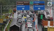Sejumlah kendaraan berakhir di jalan tol Jagorawi menanti waktu buka tutup jalur menuju area wisata puncak, Bogor, Jawa Barat, Sabtu (31/10/2020). Akhir pekan beriringan dengan libur panjang dimanfaatkan penduduk untuk mengunjungi lokasi-lokasi wiisata. (detikai.com/Helmi Fithriansyah)