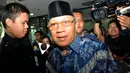 Politisi Partai Demokrat, Mahyuddin, enggan menjawab saat dicecar pertanyaan oleh wartawan di Gedung KPK, Jakarta, Rabu (5/11/2014). (Liputan6.com/Miftahul Hayat) 