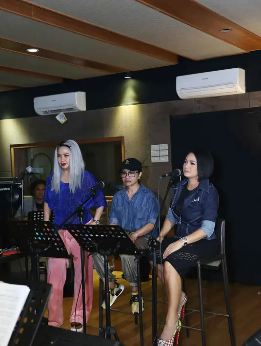 Krisdayanti, Titi DJ dan Ruth Sahanaya saat berlatih kemarin mengingat-ingat pembagian suara dalam kolaborasi nanti. Dan mengingat-ingat bagian masing-masing. (Nurwahyunan/Bintang.com)