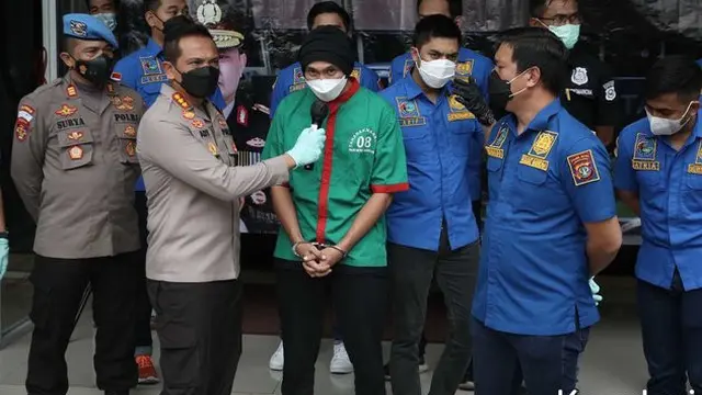 6 Potret Anji Pakai Baju Tahanan, Terancam Maksimal Hukuman 12 Tahun Penjara
