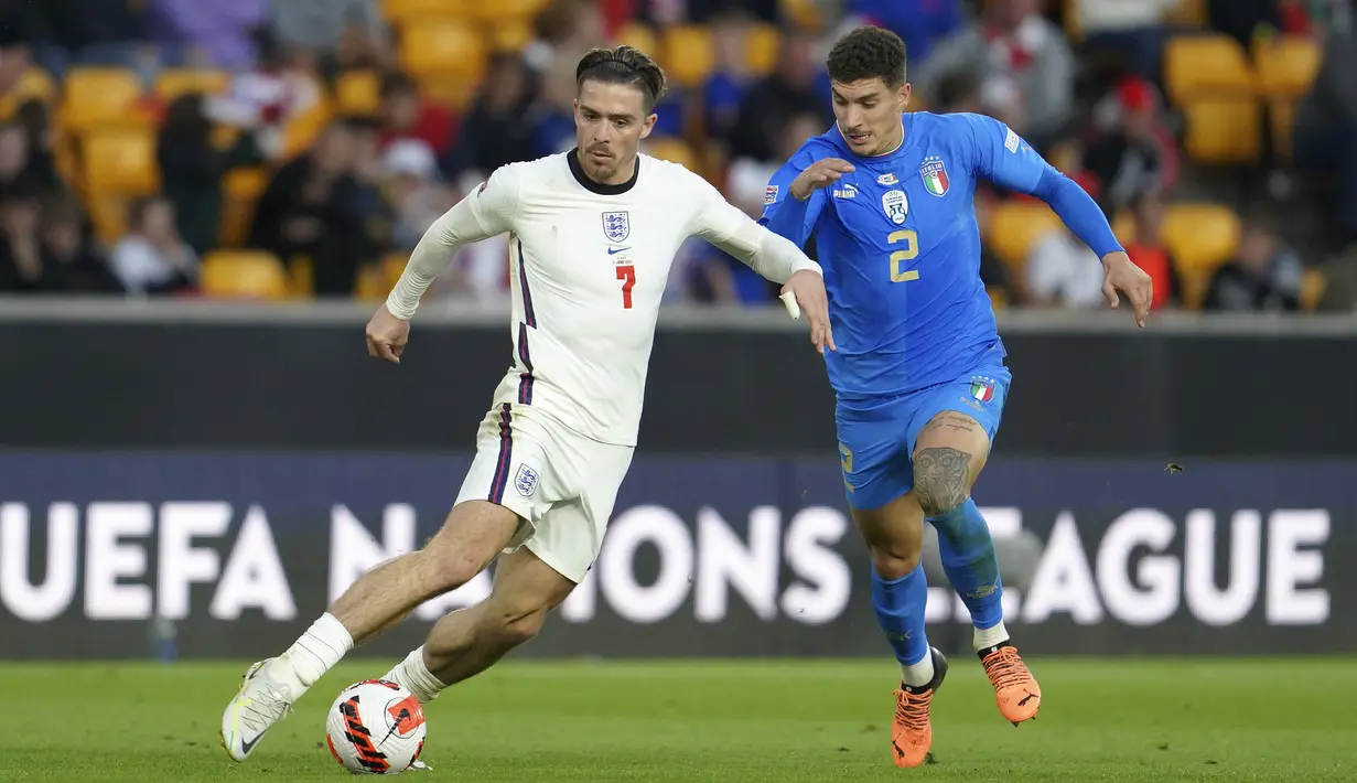<p>Gelandang Inggris, Jack Grealish membawa bola dari kawalan pemain Italia, Giovanni Di Lorenzo dari Italia selama pertandingan grup A3 UEFA Nations League di Stadion Molineux di Wolverhampton, Inggris, Minggu (12/6/2022). Inggris bermain imbang dengan Italia 0-0. (AP Photo/Jon Super)</p>