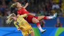 Pemain Swedia, Elin Rubensson (kiri), berduel dengan pemain Jerman, Leonie Maier, pada final sepak bola putri Olimpiade Rio 2016 di Stadion Maracana, Sabtu (20/8/2016). (AFP/Vanderlei Almeida) 