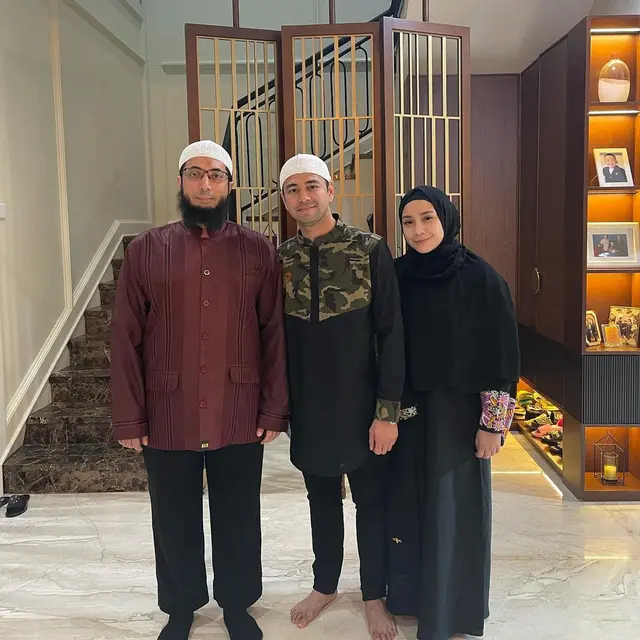 Raffi Ahmad dan Ustaz Khalid Basalamah (https://www.instagram.com/p/CZQO5paPcyB/)