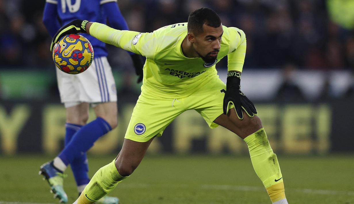 Kiper Brighton and Hove Albion, Robert Sanchez menguasai bola saat menghadapi Leicester City pada laga Liga Inggris 2021/2022 di King Power Stadium, Leicester (23/1/2022). Robert Sanchez yang telah membela Brighton sejak awal musim 2020/2021 ini menjadi kiper asal Spanyol dengan nilai pasar tertinggi mencapai 32 juta euro atau setara Rp523 miliar. (AFP/Adrian Dennis)