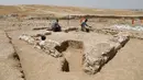 Pekerja otoritas barang antik Israel meneliti reruntuhan salah satu masjid kuno yang baru ditemukan, di kota Rahat, gurun Negev pada 18 Juli 2019. Para arkeolog juga menemukan jejak bekas pertanian dan pemukiman di dekatnya. (MENAHEM KAHANA/AFP)