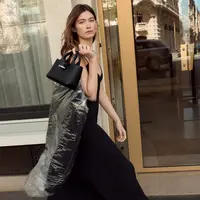 Meskipun Le Pliage mungkin merupakan tas yang wajib dimiliki saat ini, versi baru Longchamp Le Roseau siap mencuri perhatian pada bulan-bulan musim gugur. [Dok/Longchamp].