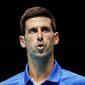 Petenis Serbia, Novak Djokovic, tampak menghela nafas usai ditaklukkan Petenis Rusia, Daniil Medvedev, pada ATP Finals di O2 Arena, London, Kamis (19/11/2020). Petenis nomor satu dunia itu takluk 3-6 3-6. (AP/Frank Augstein)