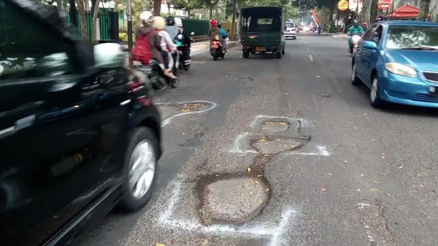 Protes Jalan Rusak, Dua Karung Pasir Jadi Kado untuk HUT Kota Malang