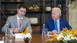 Presiden AS, Joe Biden menatap Perdana Menteri Kanada Justin Trudeau dalam pertemuan darurat para pemimpin G7 dan NATO di Bali, Rabu (16/11/2022). Para pemimpin dari Amerika Serikat, Jerman, Kanada, Belanda, Jepang, Spanyol, Italia, Prancis, dan Inggris ikut berpartisipasi dalam pertemuan tersebut. (Doug Mills/The New York Times via AP, Pool)