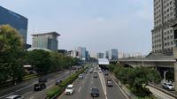Sejumlah kendaraan melaju di kawasan Tol Dalam Kota Cikoko, Kecamatan Pancoran, Jakarta Selatan dalam kondisi cuaca cerah. (Antara)