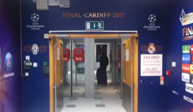 Informasi terkait final Liga Champions 2016/2017 terlihat pada pintu keluar Bandara Cardiff. (Liputan6.com/Harley Ikhsan)