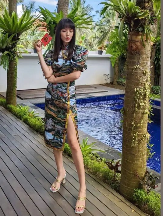 Dalam potret yang diunggahnya, terlihat bahwa Raline saat ini masih menerima angpao. Angpao sendiri merupakan hadiah yang diberikan dengan amplop yang identik dengan warna merah saat hari raya Imlek.  (Liputan6.com/IG/@roseline_abu)