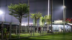 Pemain Timnas Jepang, Wataru Endo meninggalkan tempat latihan menjelang laga lanjutan putaran ketiga Kualifikasi Piala Dunia 2026 melawan Timnas Indonesia di Lapangan A, Kompleks Stadion Utama Gelora Bung Karno (SUGBK), Senayan, Jakarta, Rabu (13/11/2024). (Bola.com/Bagaskara Lazuardi)