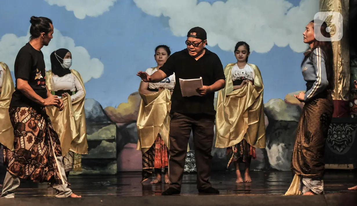 Sutradara membaca skrip saat memimpin latihan pementasan wayang orang di Gedung Pertunjukan Wayang Orang Bharata, Senen, Jakarta, Minggu (4/4/2021). Latihan digelar dengan menerapkan protokol kesehatan dan pembatasan waktu berlatih. (merdeka.com/Iqbal S. Nugroho)