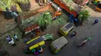 Orang-orang membeli tebu yang akan digunakan secara luas pada festival panen Makar Sankranti di pasar grosir di Bangalore, India, Rabu (12/1/2022). Makar Sankranti adalah sebuah perayaan Hindu yang dirayakan hampir seluruh bagian India dan Nepal dalam bentuk kebudayaan. (MANJUNATH KIRAN/AFP)
