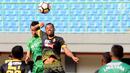 Bek Bhayangkara FC, Otavio Dutra (belakang) berduel udara dengan pemain Sriwijaya FC, Hilton Moreira pada lanjutan Liga 1 Indonesia di Stadion Patriot Candrabhaga, Bekasi,, Minggu (20/8). Bhayangkara FC menang 2-1. (Liputan6.com/Helmi Fithriansyah)