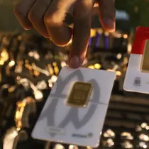 Pegawai menunjukkan emas batangan 24 karat di gerai Galeri 24, kawasan Kebayoran Baru, Jakarta, Kamis (5/8/2021). Untuk buyback atau pembelian kembali, harga emas Antam mencatatkan penurunan Rp 2.000 per gram menjadi Rp 834 ribu per gram pada Kamis (5/8). (Liputan6.com/Angga Yuniar)