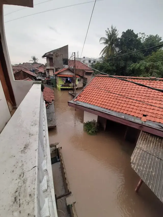 Banjir setinggi 2,5 meter merendam sejumlah rumah di Jalan Condet Raya, Jakarta Timur.
