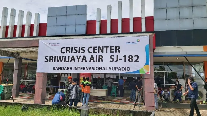 Bandara Soekarno-Hatta, Tangerang, dan Bandara Supadio, Pontianak, membuka Posko Crisis Center Sriwijaya Air SJ182