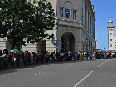 Orang-orang berbaris untuk mengunjungi kediaman resmi presiden Sri Lanka, beberapa hari setelah diserbu oleh pengunjuk rasa anti-pemerintah di Kolombo, Rabu (13/7/2022). Empat hari setelah kerumunan besar memaksa masuk ke Istana Sri Lanka, ribuan orang berkerumun untuk melihat kompleks yang luas itu. (Arun SANKAR / AFP)