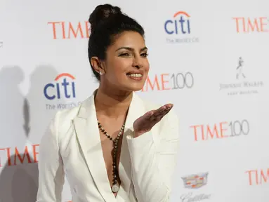 Aktris Bollywood Priyanka Chopra ketika menghadiri acara Time 100 Gala 2016 di New York, Selasa (26/4). Mantan peraih mahkota Miss World itu tampil elegan sekaligus seksi dengan balzer putih. (Ben Gabbe/Getty Images Time/AFP)