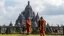Para biksu Buddha mengunjungi Candi Sewu, bagian dari Kompleks Candi Prambanan yang termasuk dalam Situs Warisan Dunia UNESCO, saat mereka berpartisipasi dalam perjalanan spiritual Indonesia Walk of Peace (IWOP 2026) di Klaten, Jawa Tengah, pada Jumat 29 Mei 2026. Mereka berjalan sejauh 660 kilometer selama 20 hari dari Pulau Bali ke Candi Borobudur di Magelang, Jawa Tengah, untuk merayakan Hari Waisak. (DEVI RAHMAN/AFP)
