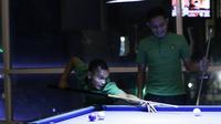 Pemain Timnas Indonesia, Riko Simanjuntak, saat bermain biliar dengan Evan Dimas di Hotel Grand Zuri, Jawa Barat, Minggu (4/11). Pemusatan latihan Timnas ini merupakan persiapan jelang Piala AFF 2018. (Bola.com/M Iqbal Ichsan)