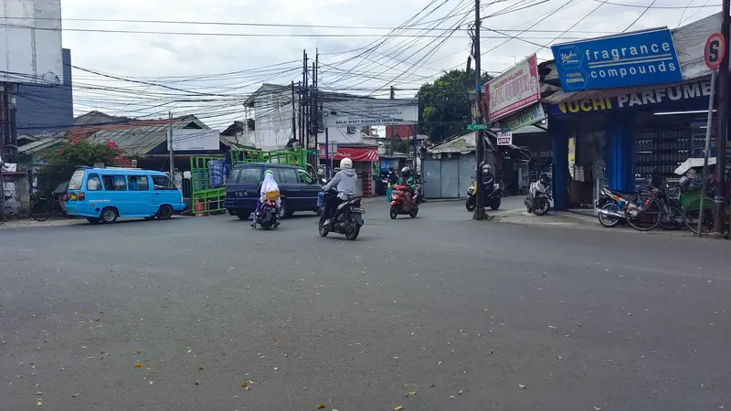 Simpang Lima Sengon yang menghubungkan Jalan Nusantara dengan sejumlah jalan lainnya di Kota Depok