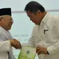 KH. Ma'aruf Amin bersalaman dengan Menkoinfo Rudiantara di acara peluncuran Fatwa MUI tentang Hukum dan Pedoman Bermuamalah Melalui Medsos, Jakarta, Senin (5/6). (Liputan6.com/Helmi Afandi)