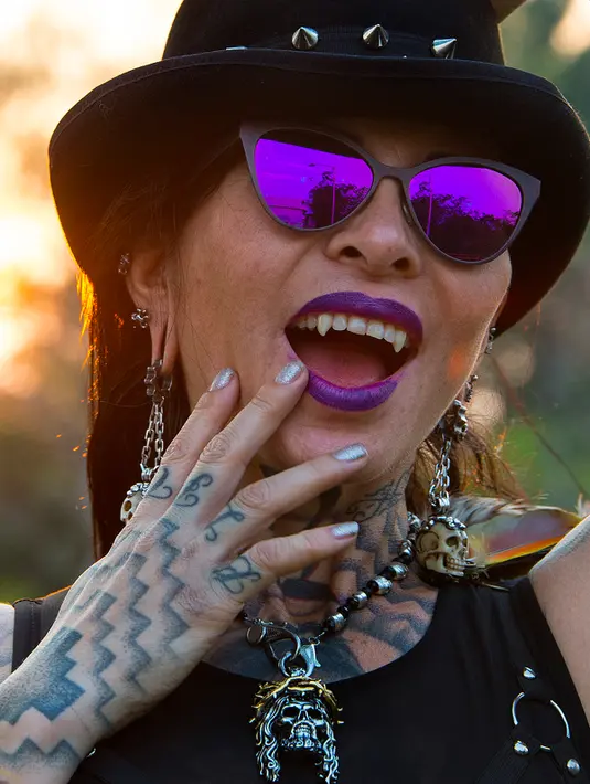 Seorang wanita pencinta tato berpartisipasi dalam "New York Ink" di edisi 5 Konvensi Internasional Paradise Tatto, di San Antonio de Belen, San Jose, (8/5). Lebih dari 300 seniman tato berpartisipasi di acara ini.(AFP PHOTO/Ezequiel Becerra)