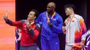 <p>Pesenam Turki sekaligus peraih medali perak, Adem Asil (kiri) melakukan swafoto dengan pesenam Ameriak Serikat, Donnell Whittenburg (tengah), dan pesenam China, Lan Xingyu saat podium aparatus putra nomor gelang-gelang Kejuaraan Dunia Gimnastik 2025 di Indonesia Arena, Senayan, Jakarta, Jumat (24/10/2025). (Bola.com/Bagaskara Lazuardi)</p>