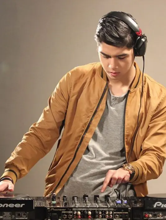 Sebelum jatuh hati pada DJ, pemilik nama Ahmad Al Ghazali Kohler ini juga mengembangkan kariernya dengan membintangi film layar lebar berjudul ‘Runaway’. Ia pun sempat sukses menjadi aktor dan penyanyi . (via instagram@alghazali7)
