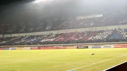 Bobotoh melakukan aksi koreografi saat timnya melawan Persija Jakarta pada Torabika SC 2016 di Stadion Gelora Bandung Lauta Api, Bandung, Sabtu (16/7/2016). (Bola.com/Nicklas Hanoatubun)