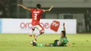 Pemain Persija Jakarta, Alzubaidy melompat menghidari terjangan pemain PS TNI, Erwin Ramdani  pada laga Liga 1 2017 di Stadion Pakansari, Bogor, (8/6/2017). (Bola.com/Nicklas Hanoatubun)