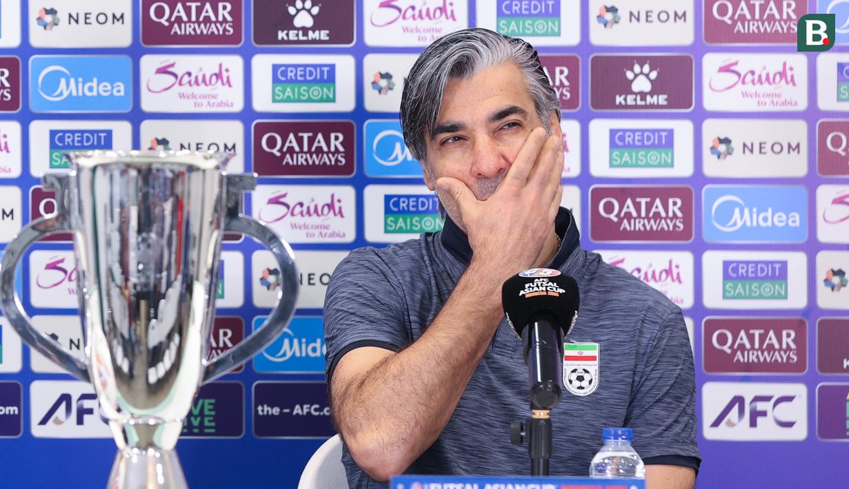 Pelatih Timnas Futsal Iran, Vahid Shamsaei, dalam konferensi pers sebelum babak final Piala Asia Futsal 2026 di Indonesia Arena, Jakarta Pusat, pada Jumat (6/2/2026). (Bola.com/M Iqbal Ichsan)