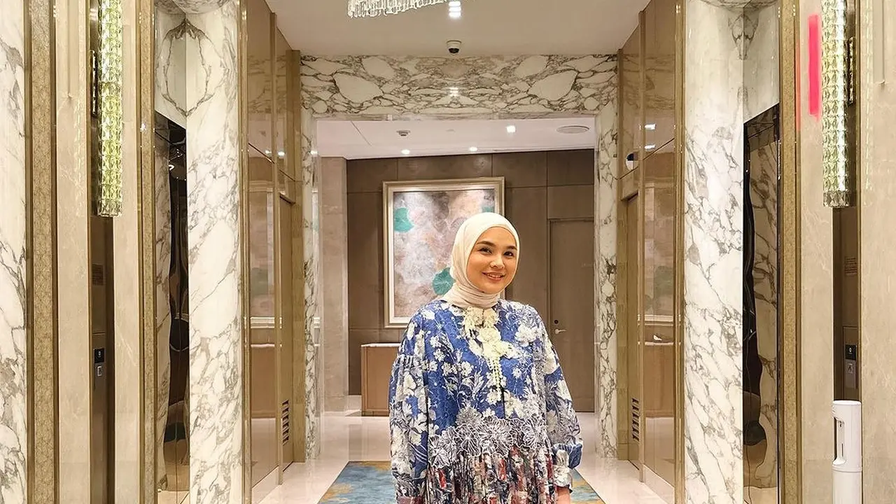 6 Gaya Berhijab Ria Miranda yang Anggun Bisa Jadi Inspirasi Busana untuk Pengajian Ramadan