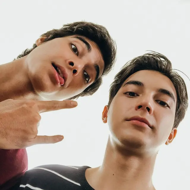 6 Potret Kebersamaan Cinta Brian dan Junior Roberts, Kakak Adik yang Kompak