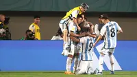 Pemain Timnas Argentina U-17 merayakan gol yang dicetak Agustin Fabian Ruberto ke gawang Timnas Venezuela U-17 pada laga 16 besar Piala Dunia U-17 2023 di Stadion Si Jalak Harupat, Bandung, Selasa (21/11/2023). (Bola.com/Ikhwan Yanuar)