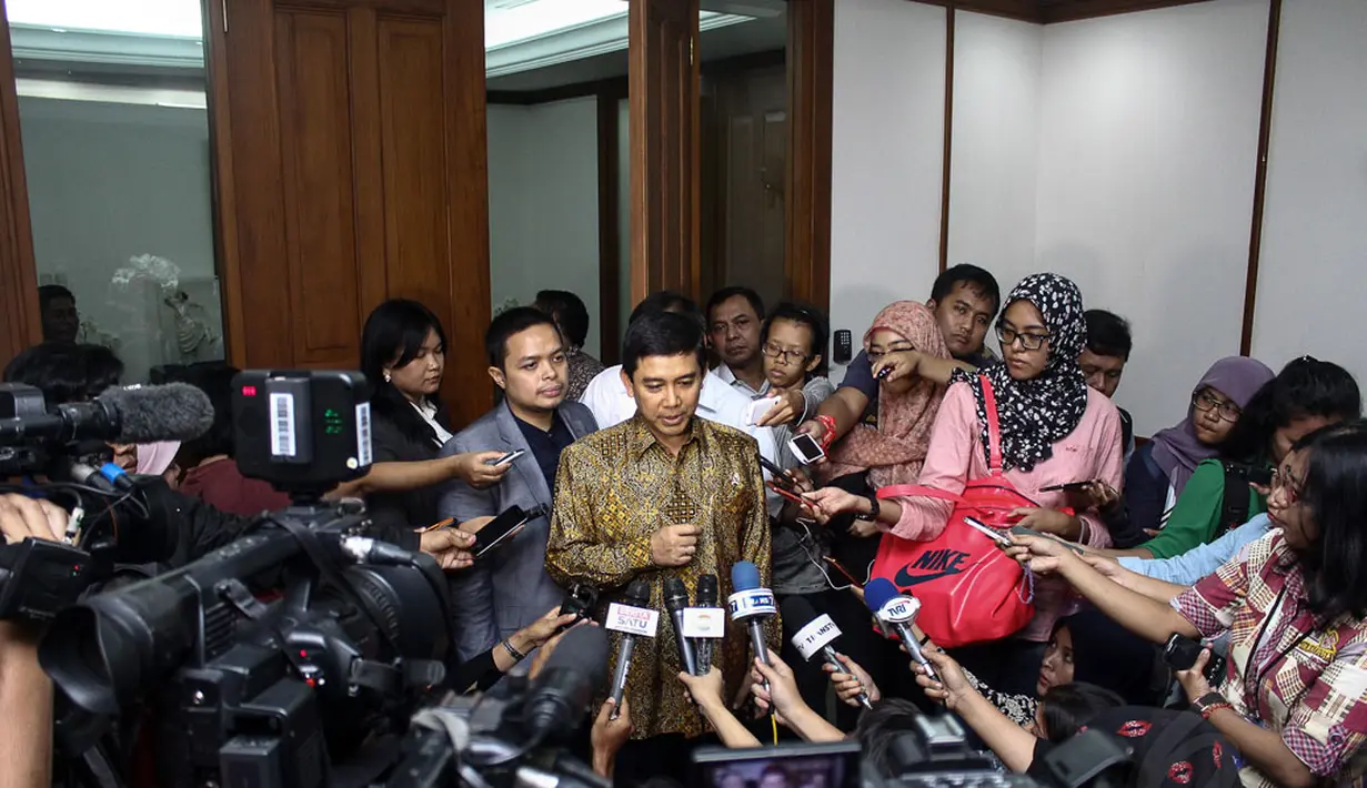 MenPAN-RB, Yuddy Chrisnandi melakukan sesi jumpa pers di Balai Kota Jakarta, Senin (3/11/2014). Yuddy menjelaskan, pertemuannya dengan Ahok untuk meminta izin terkait rencana blusukan ke sejumlah layanan publik di DKI Jakarta. (Liputan6.com/Faizal Fanani)