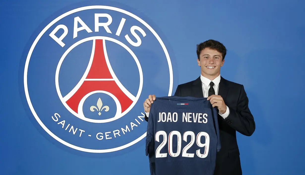Gelandang bertahan berusia 19 tahun, Joao Neves baru saja didatangkan PSG dari Benfica untuk mengarungi musim 2024/2025 dengan nilai transfer hampir 60 juta euro dengan durasi kontrak selama 5 tahun . Bersama Timnas Portugal ia telah mengoleksi 9 caps sejak melakukan debut pada 16 Oktober 2023. (en.psg.fr)