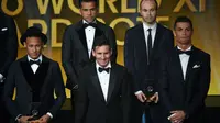 Bintang Barcelona, Neymar (kiri), Lionel Messi (tengah), dan bomber Real Madrid, Cristiano Ronaldo (kanan) dalam acara gala Ballon d'Or 2015, di Zurich, Swiss, Senin (11/1/2016). (AFP/Olivier Morin).
