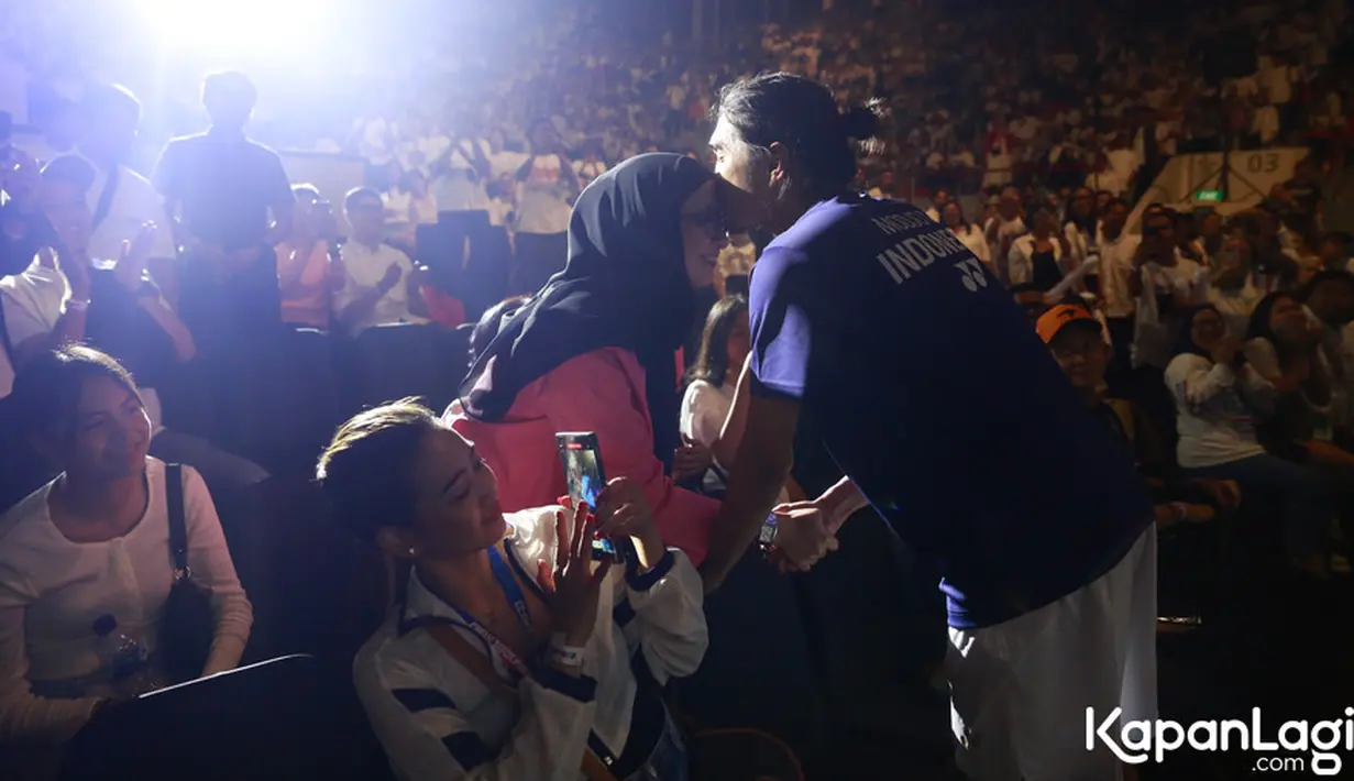 Duta menunjukkan momen romantis terhadap perempuan yang dinikahi sejak tahun 2003 silam.  [Foto; KapanLagi.com/Muhammad Akrom Sukarya]